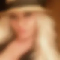 Ellie, 27